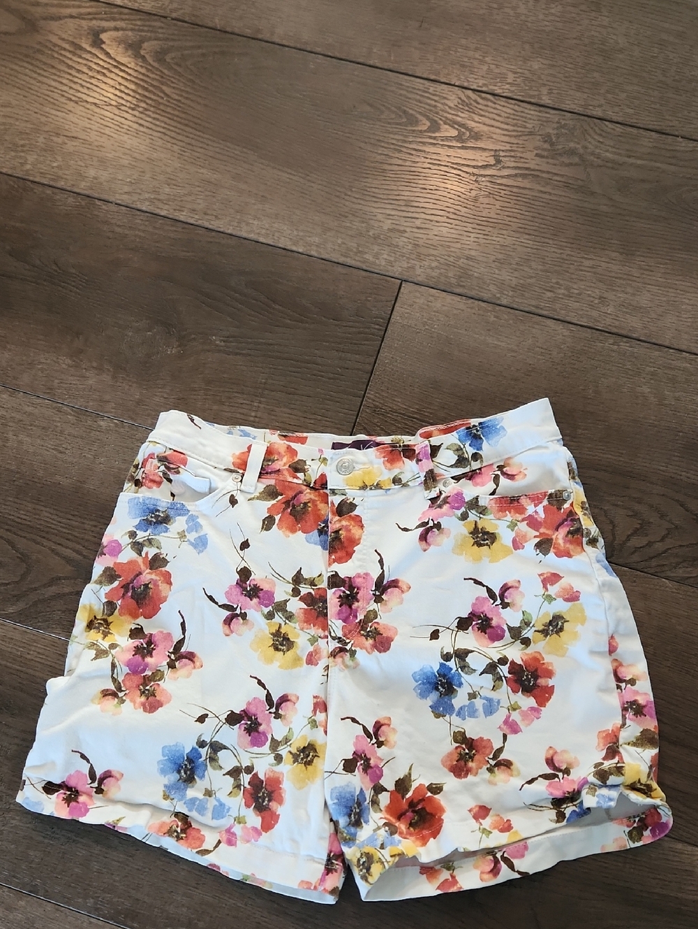 Gloria Vanderbilt White Floral Jean Shorts